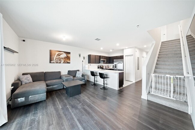 Building Photo - 1050 W Davis Pkwy