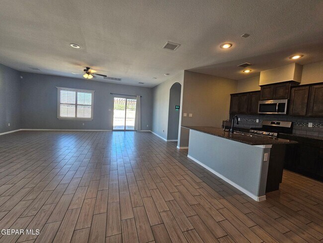 Building Photo - 7565 Wolf Creek Dr