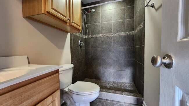 Building Photo - Spacious Condo For Lease
