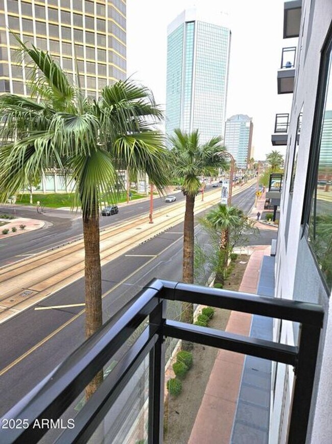 Building Photo - Resort Living in Midtown!!  Pool, Dog walk...