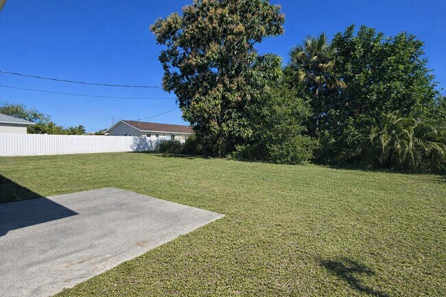 Building Photo - 105/107 SE 2ND AVE