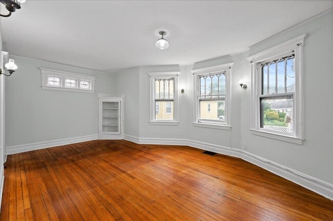 Building Photo - 4 Bed 1 Bath Large Home