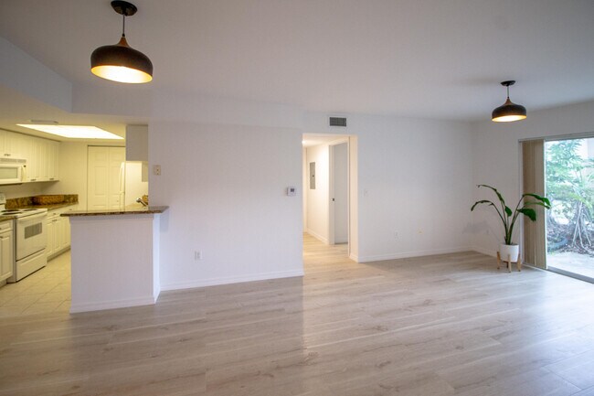 Building Photo - 1200 Crestwood Ct S