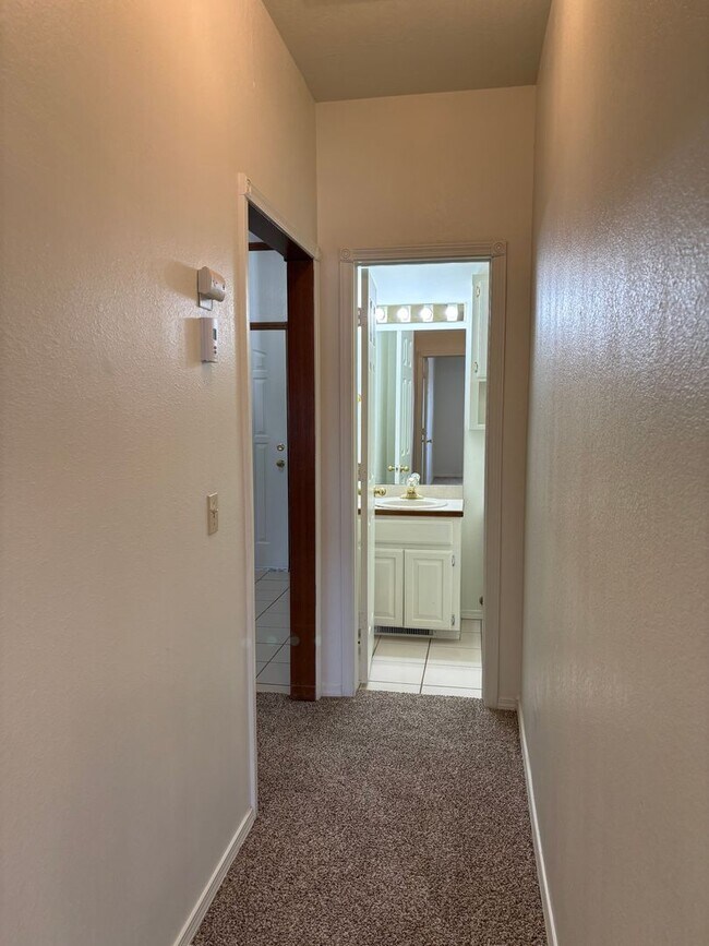 Building Photo - 3br 2.5ba on Surrey Hills Golf Course!!