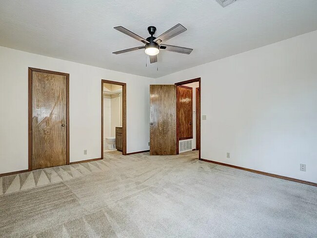 Building Photo - Beautiful 3bed/3bath Townhome Available in Westside Norman!!