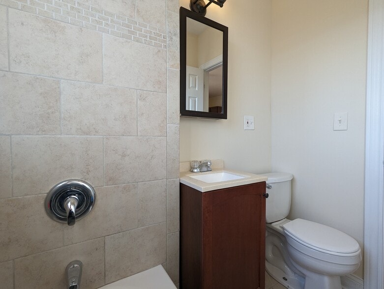 Building Photo - 953 W Cornelia Ave