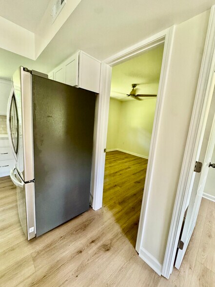 Building Photo - 680 Navarre Dr