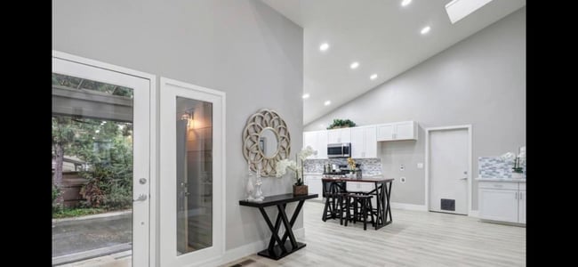 Building Photo - Spacious and beautiful 3 bedroom 2 bath ho...