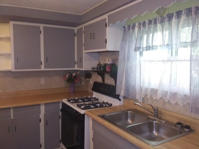 Building Photo - Charming 2-Bedroom Home on Double Lot – Av...