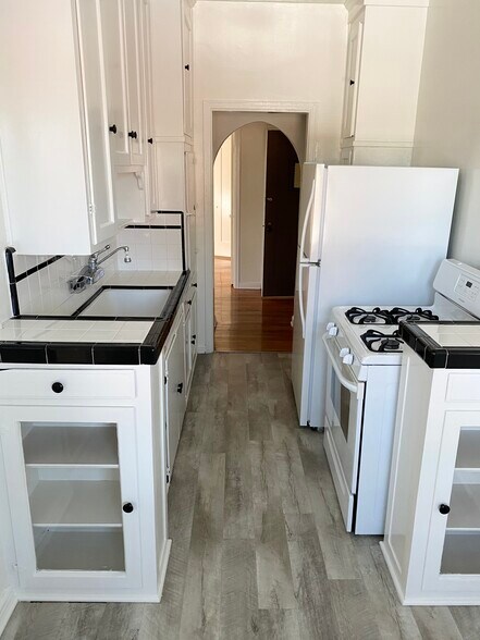 Kitchen - 464 N Spaulding Ave