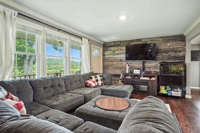 Building Photo - 864 Greenwood Rd