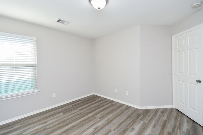 Building Photo - 946 Oak Falls Dr