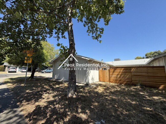 Building Photo - Great Location 3bd/2ba Duplex in Citrus Heights!