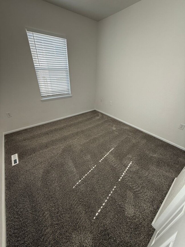 Building Photo - GEORGEOUS 2 bedroom townhome!