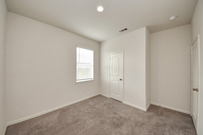 Building Photo - 305 Wayne County Dr