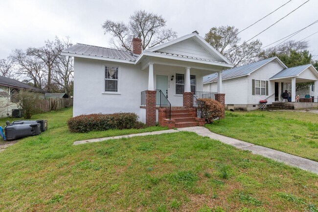 Building Photo - Spacious 2 Bedroom Cottage w/ Granite & Ha...