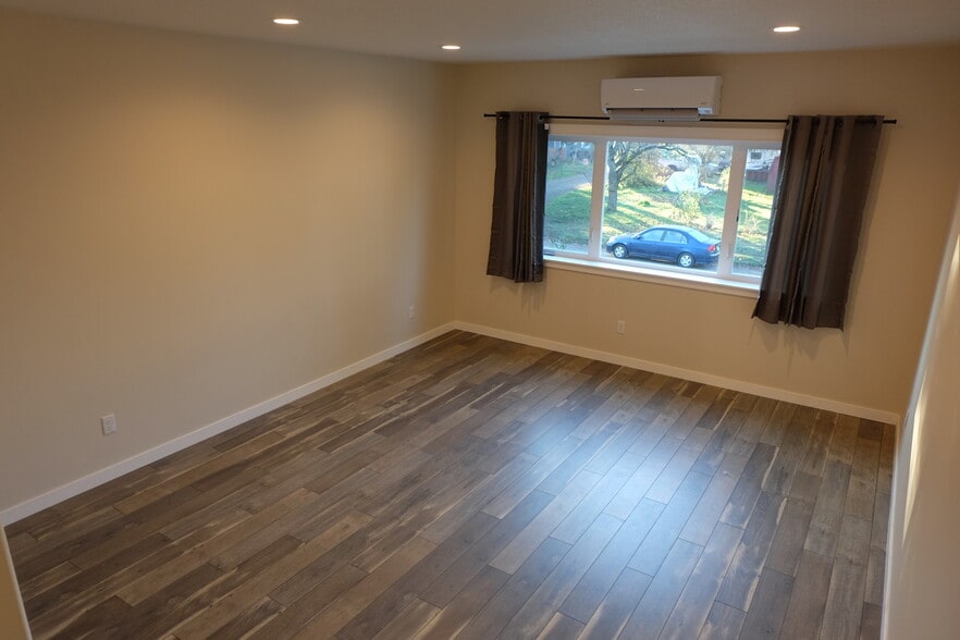 Building Photo - 5883 NE Failing St