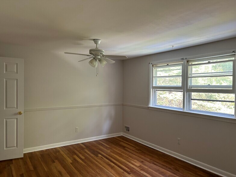 Bedroom 1 with 1 walk-in closet - 14 Borman Dr