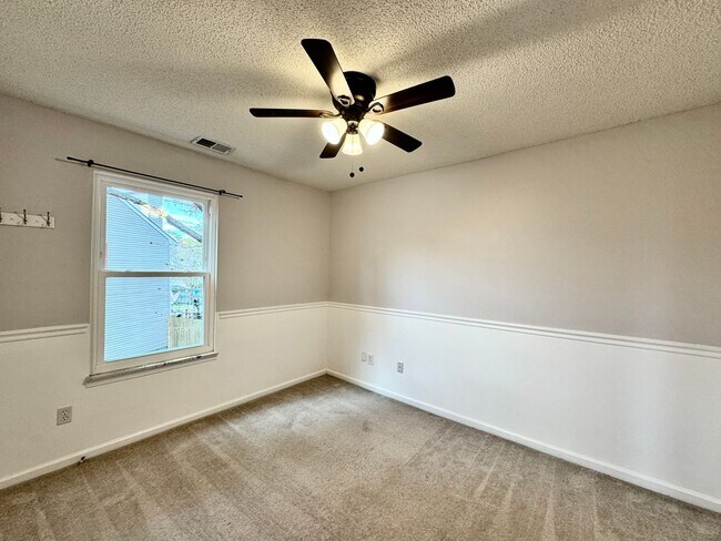 Building Photo - Ready NOW! A 4/2.5 in Glenwood! A Pet Frie...