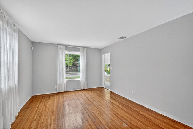 Building Photo - 2817 Poinsettia Ave