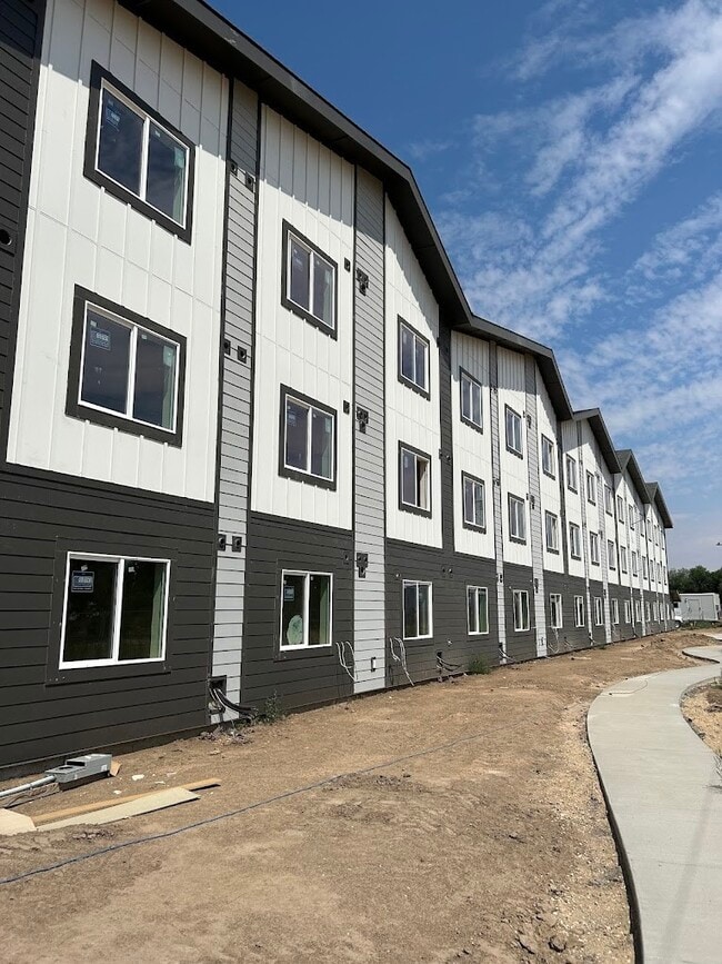 Building Photo - 1351 SW Caracara Ave