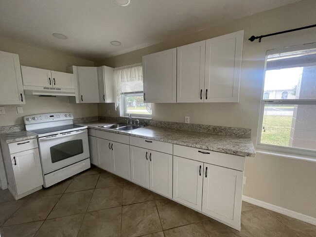 Building Photo - 3-Bedroom and 2-Bathroom Half Duplex