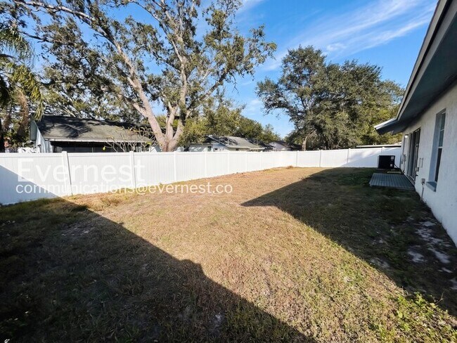 Building Photo - 3 Bed, 2 Bath Home with Fenced Yard / Pet-Friendly / Vouchers Accepted / Available Now!