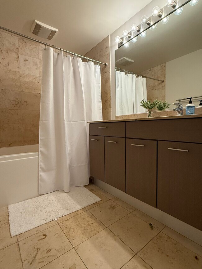 Building Photo - 659 W Randolph St