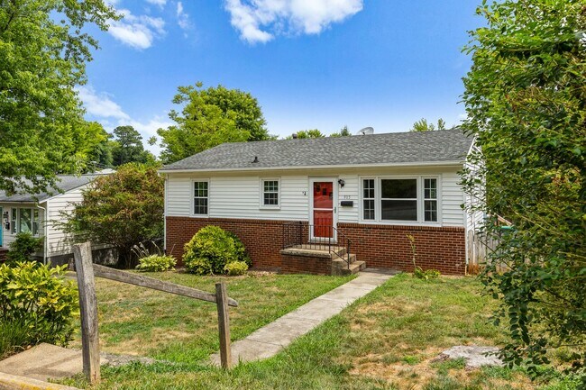 Building Photo - Meticulously maintained 3-bedroom, 2-bath ...