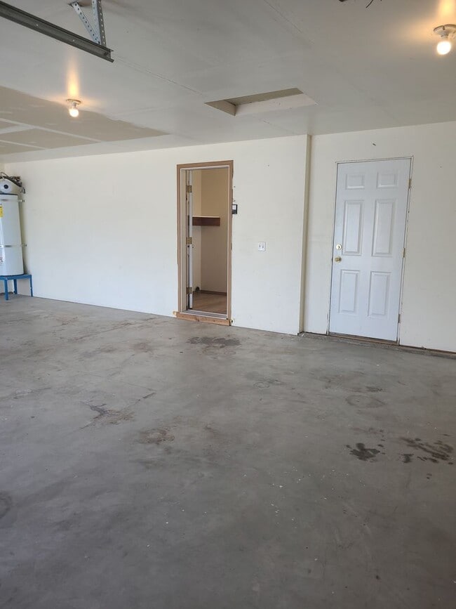 Building Photo - August Rent FREE - 4 Bedroom / Triple Car Garage