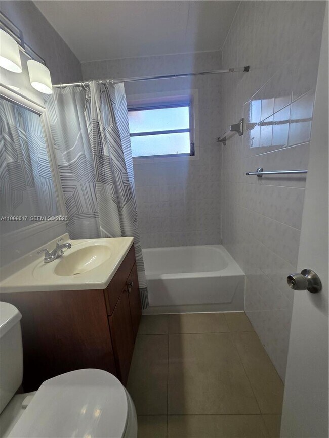 Building Photo - 2832 SW 37th Ave