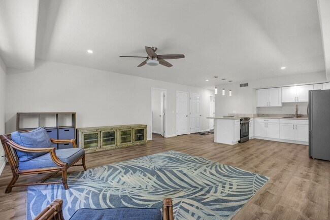 Building Photo - Newly Renovated Furnished 3BR/1BA Downstairs Unit with Pool Access in South Kihei