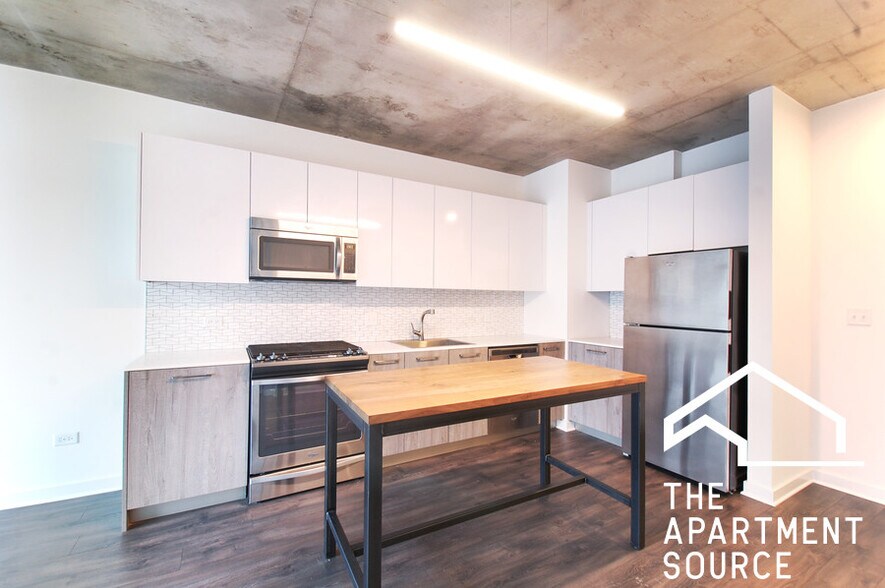 Building Photo - 1722 W Roscoe St