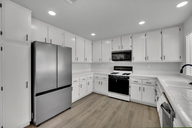 Building Photo - Step into this charming 3-bedroom, 3-bathroom home that has so much to offer!