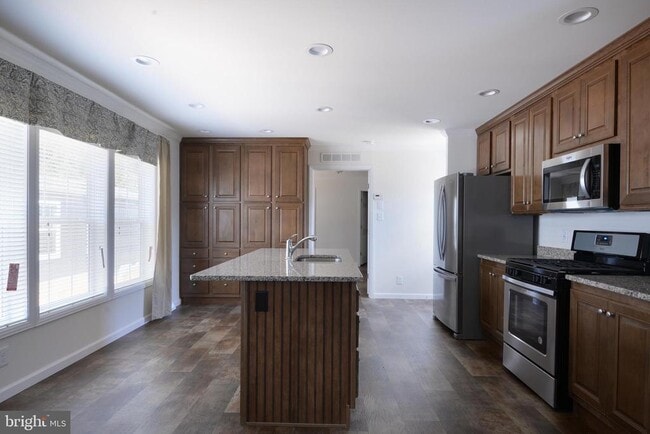 Building Photo - 41 Edgewater Dr