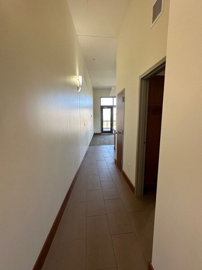 Building Photo - Blue Earth Place-One Bedroom available