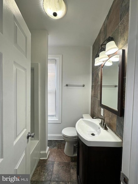 Building Photo - 7 6th Ave