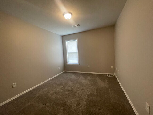 Building Photo - 139 Woodland Dr N