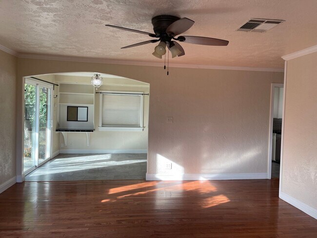 Building Photo - CHARMING 4 BED 2 BATH HOUSE NEAR DOWNTOWN