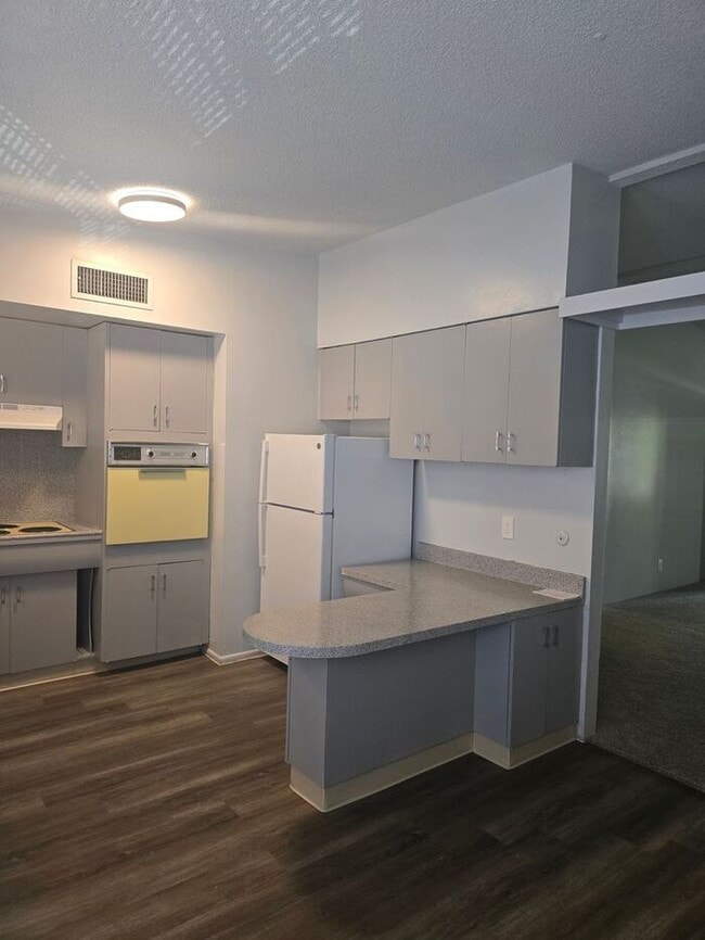 Building Photo - Large 2 bedroom Central location with AC!!