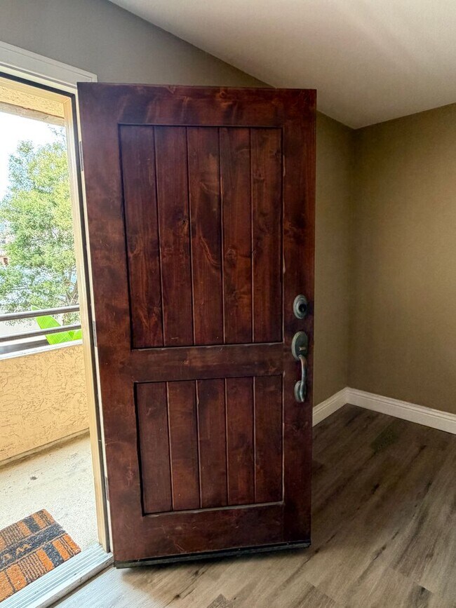 Building Photo - Spacious 2 Bedroom, 2.5 Bath Two-Story Townhome UTC