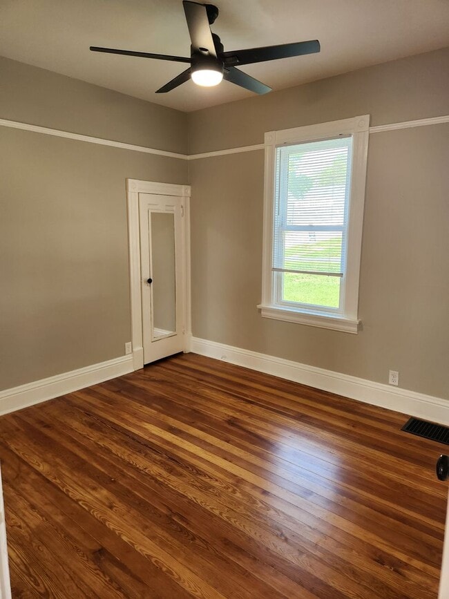 Building Photo - 3/2/1 Newly remodeled, near saddle creek, and med center