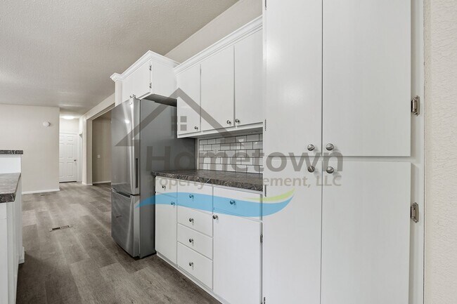 Building Photo - 3 Bedroom 2 Bathroom Home with Off-Street Parking Available in Sagle, Idaho!