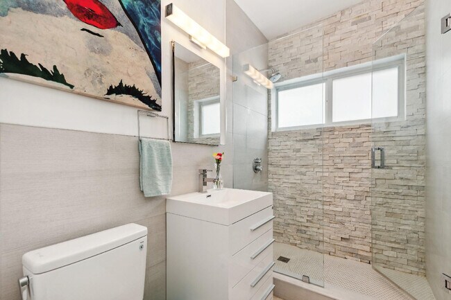 Building Photo - 425 Bayshore Dr