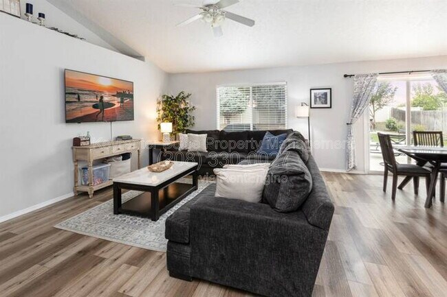 Building Photo - 879 N Traquair Pl