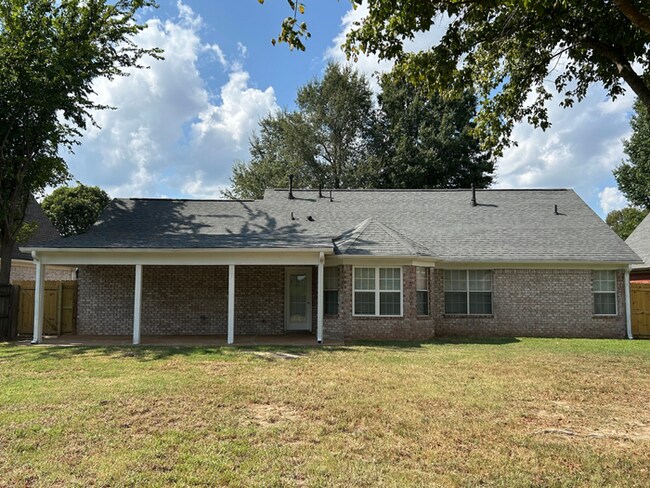 Building Photo - Spacious 3BR/2BA Lake Community Home | Soaring High Ceilings, Fireplace & 2-Car Garage