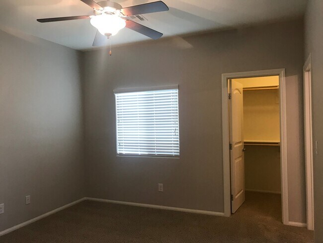 Building Photo - Beautiful DR Horton Home in Centennial Hil...