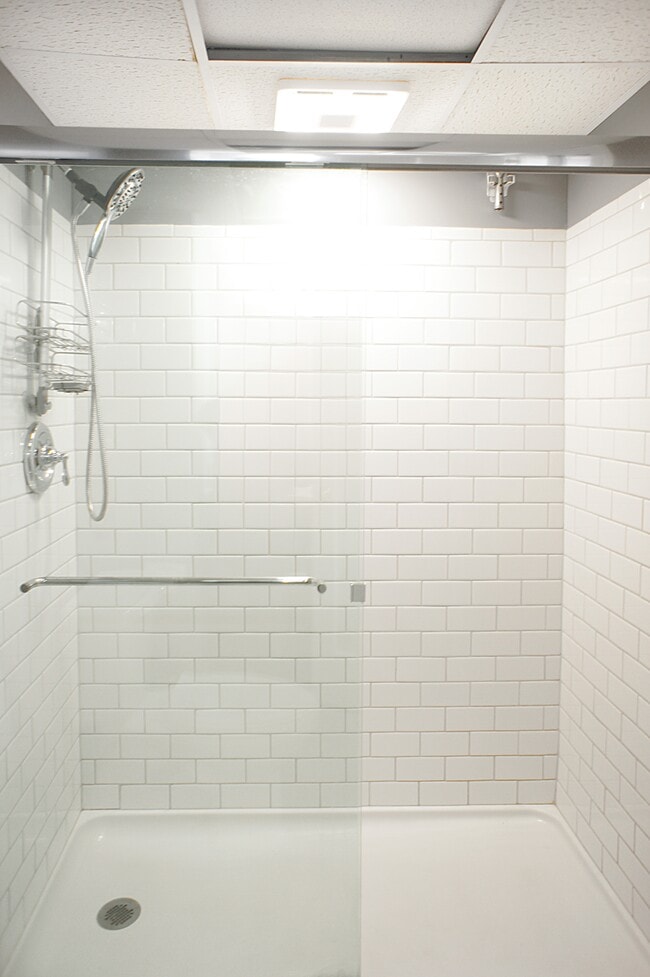 Building Photo - 230 E 9th St