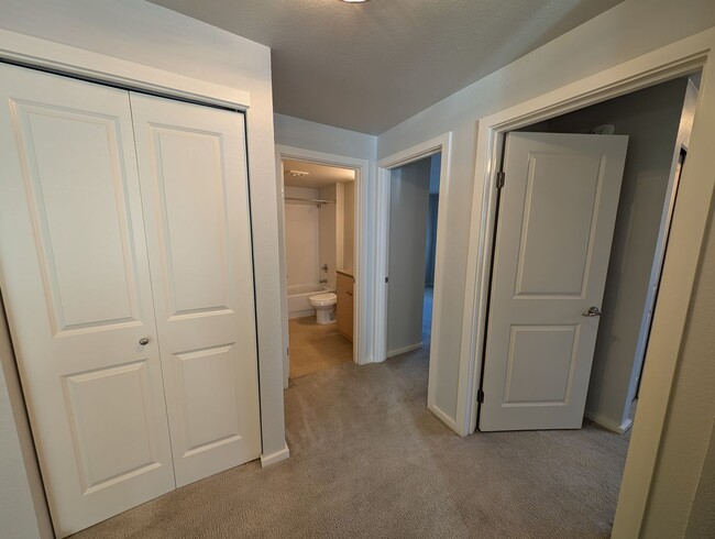 Building Photo - High End 3 Br Condo off of Bothell-Everett...