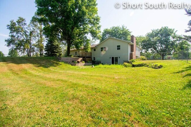 Building Photo - Rockford 4 bed 2.5 bath single family home.